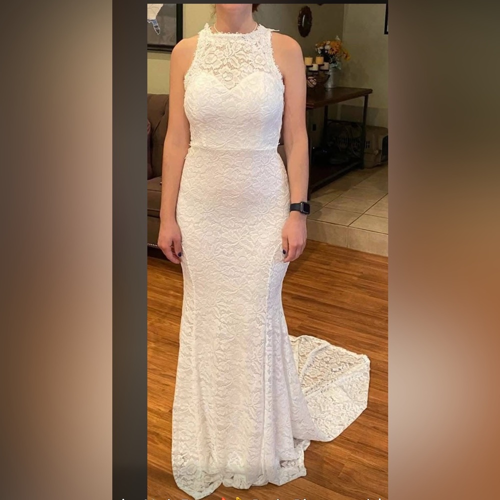 Chic Ivory Lace Bridal Gown